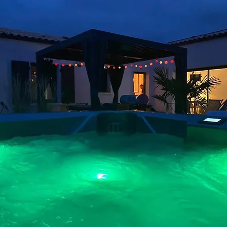 Holiday home Maison Familiale En Bord De Avec Jacuzzi