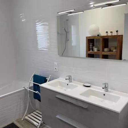 Maison Familiale En Bord De Avec Jacuzzi Holiday home *