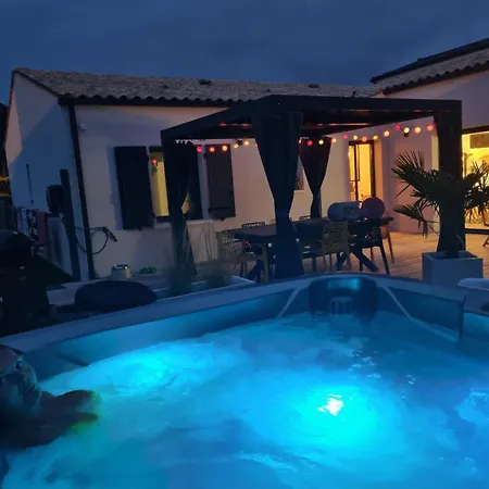 Holiday home Maison Familiale En Bord De Avec Jacuzzi *